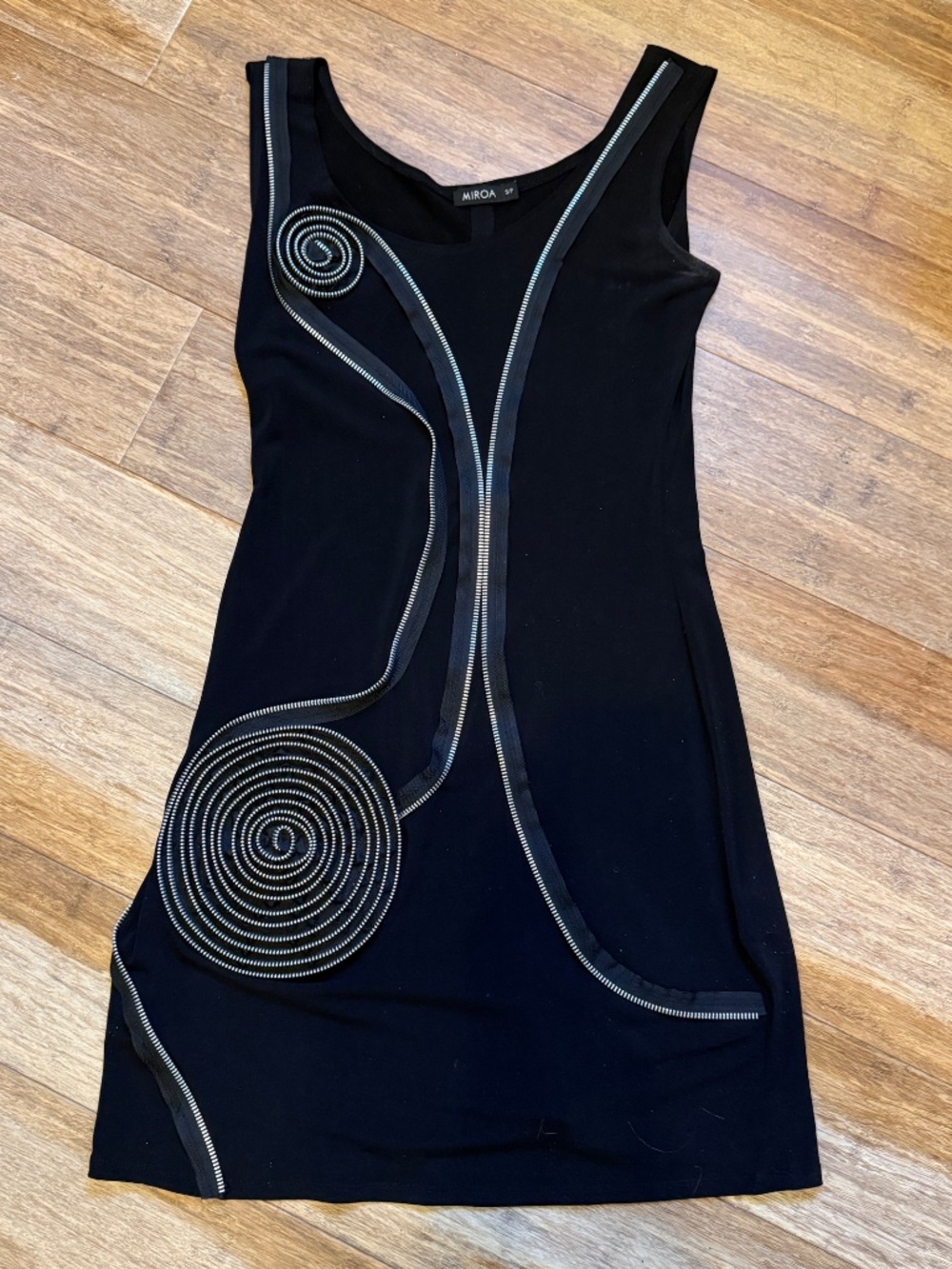 Amazing black dress with zipper design